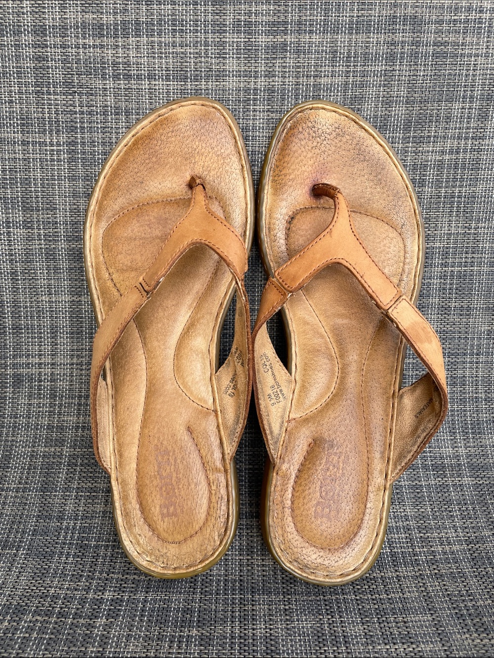 Børn Women’s Tan Leather Thong Flip-Flop Sandals size 9.5